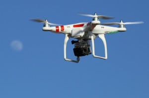 大疆的Phantom无人机及其GoPro可以成为人权工作的工具。图片来源:Don McCullough / Flickr