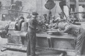 1916年6月，《机械》杂志上刊登了这张照片，第一次世界大战期间，一名工作人员正在建造混凝土车床，用来加工炮弹。