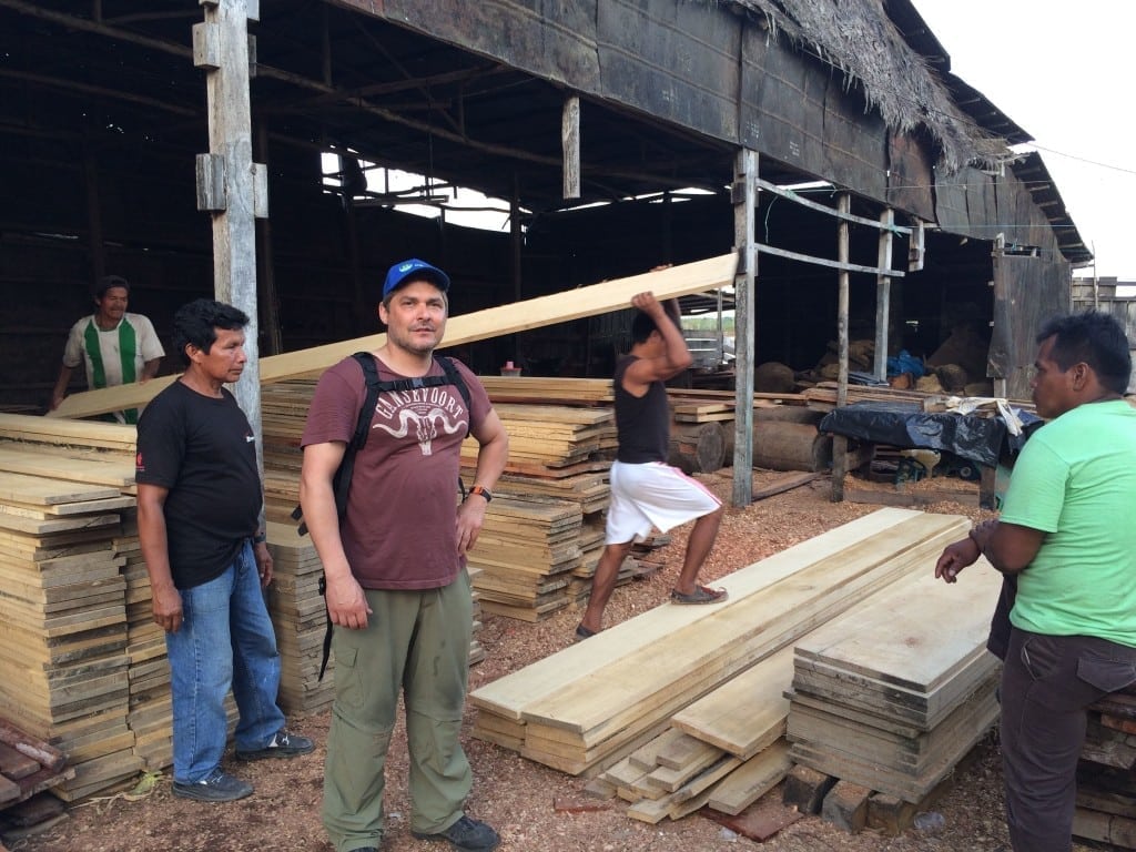 在秘鲁的诺塔买木头造垃圾