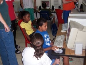学生在电脑前工作